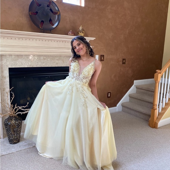 Mac Duggal yellow chiffon gown - Picture 9 of 11